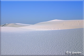 Schneeweiße Dünenlandschaft